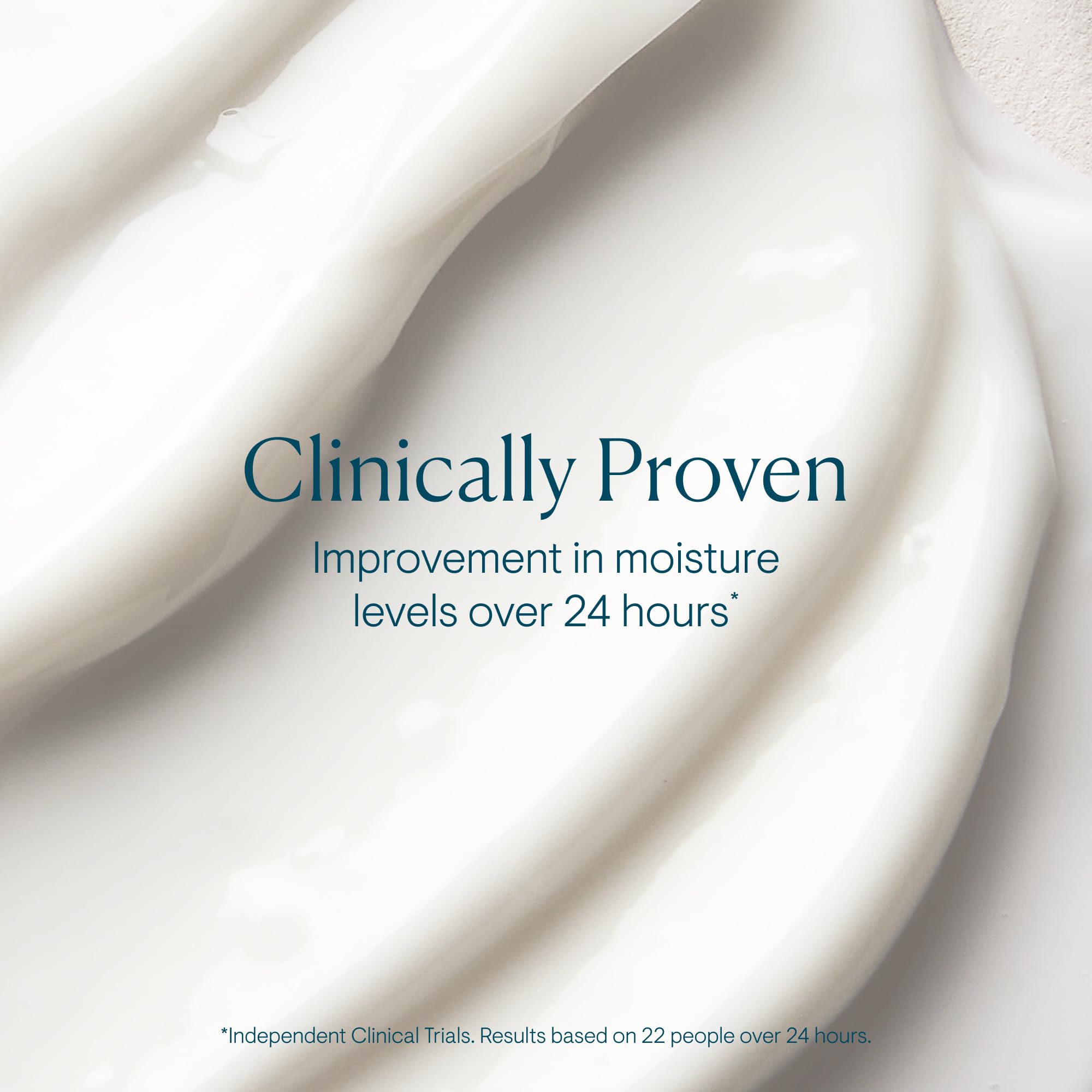 Application matin de la crème marine ELEMIS Pro-Collagen sur le visage.