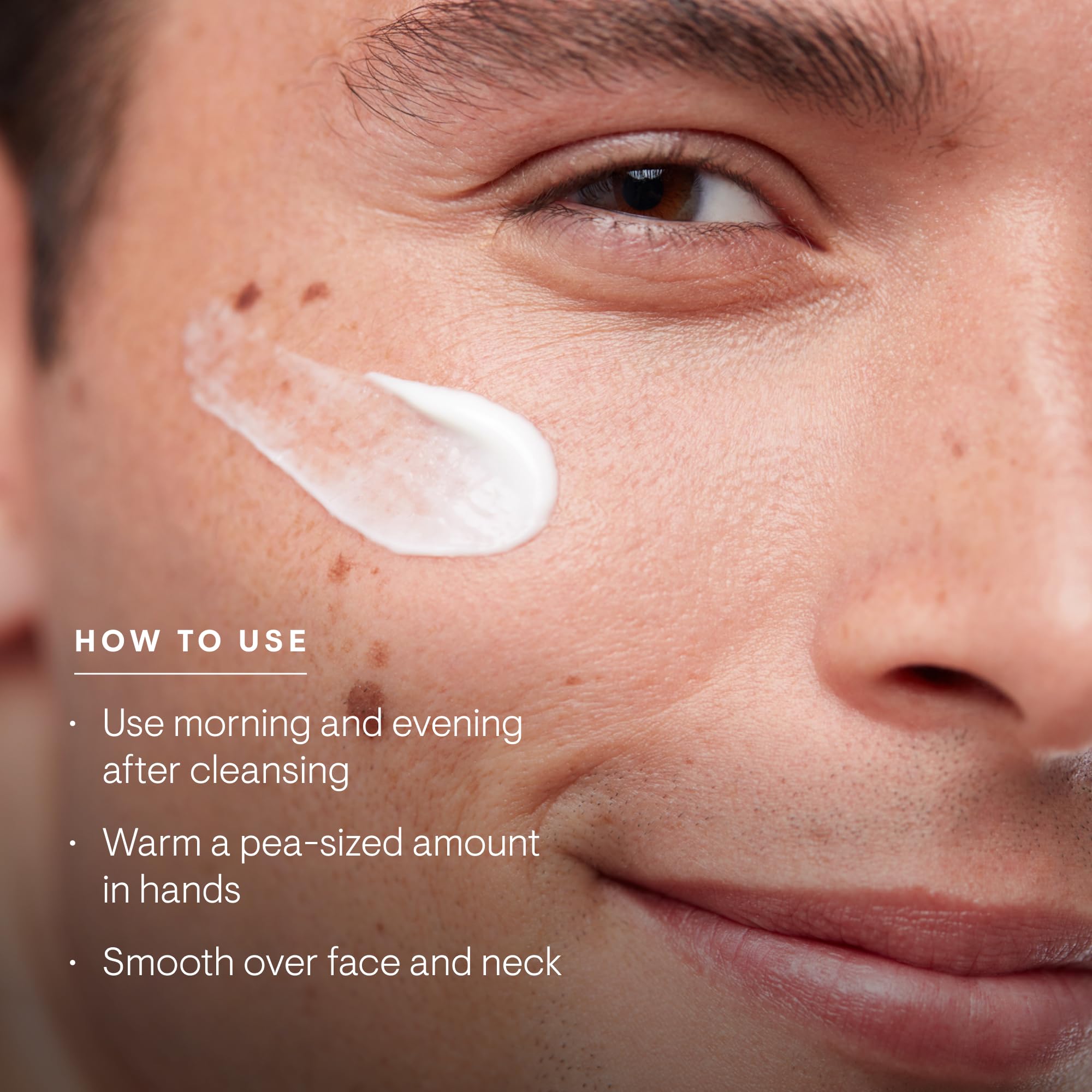 Flacon brillant de la crème marine ELEMIS Pro-Collagen dans une salle de bains masculine.