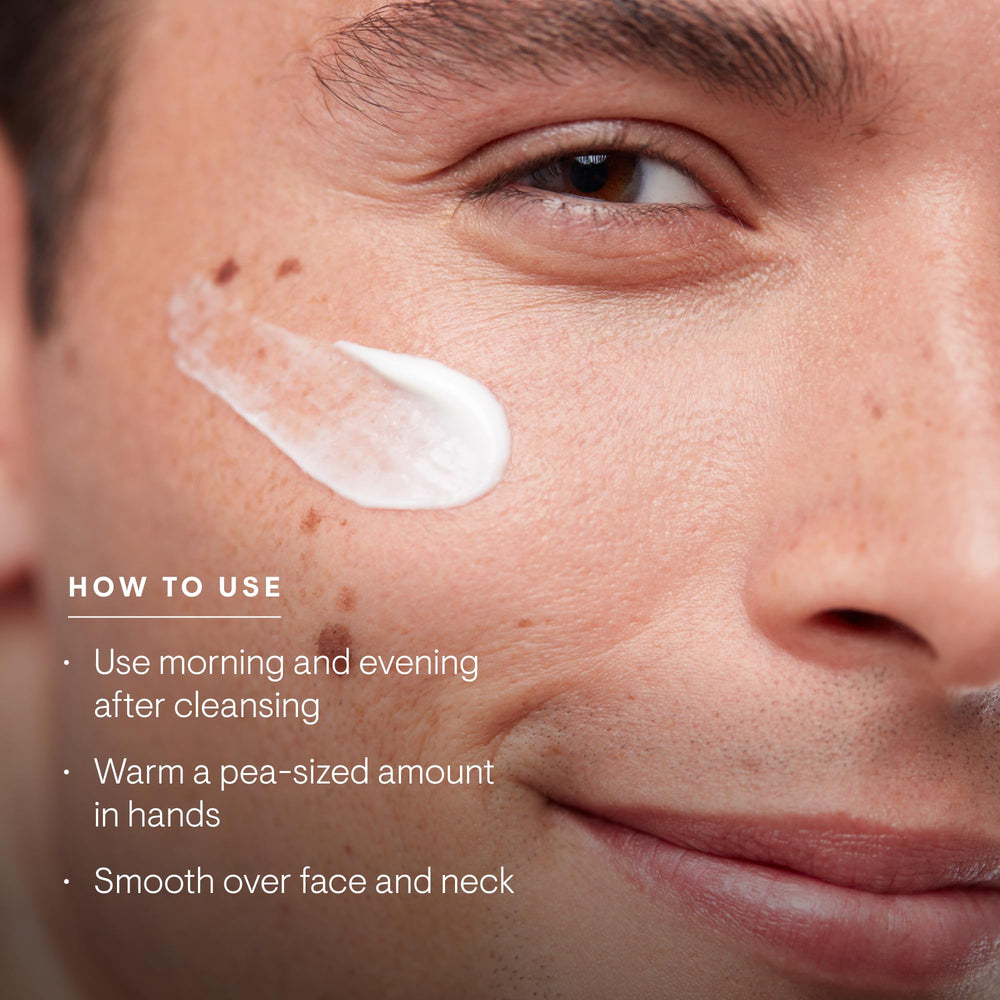 Flacon brillant de la crème marine ELEMIS Pro-Collagen dans une salle de bains masculine.