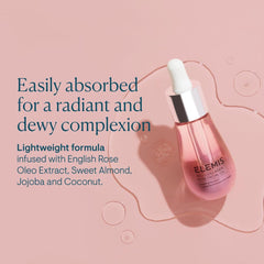 Aplicación en el rostro con ELEMIS Pro-Collagen Rose para un brillo natural.