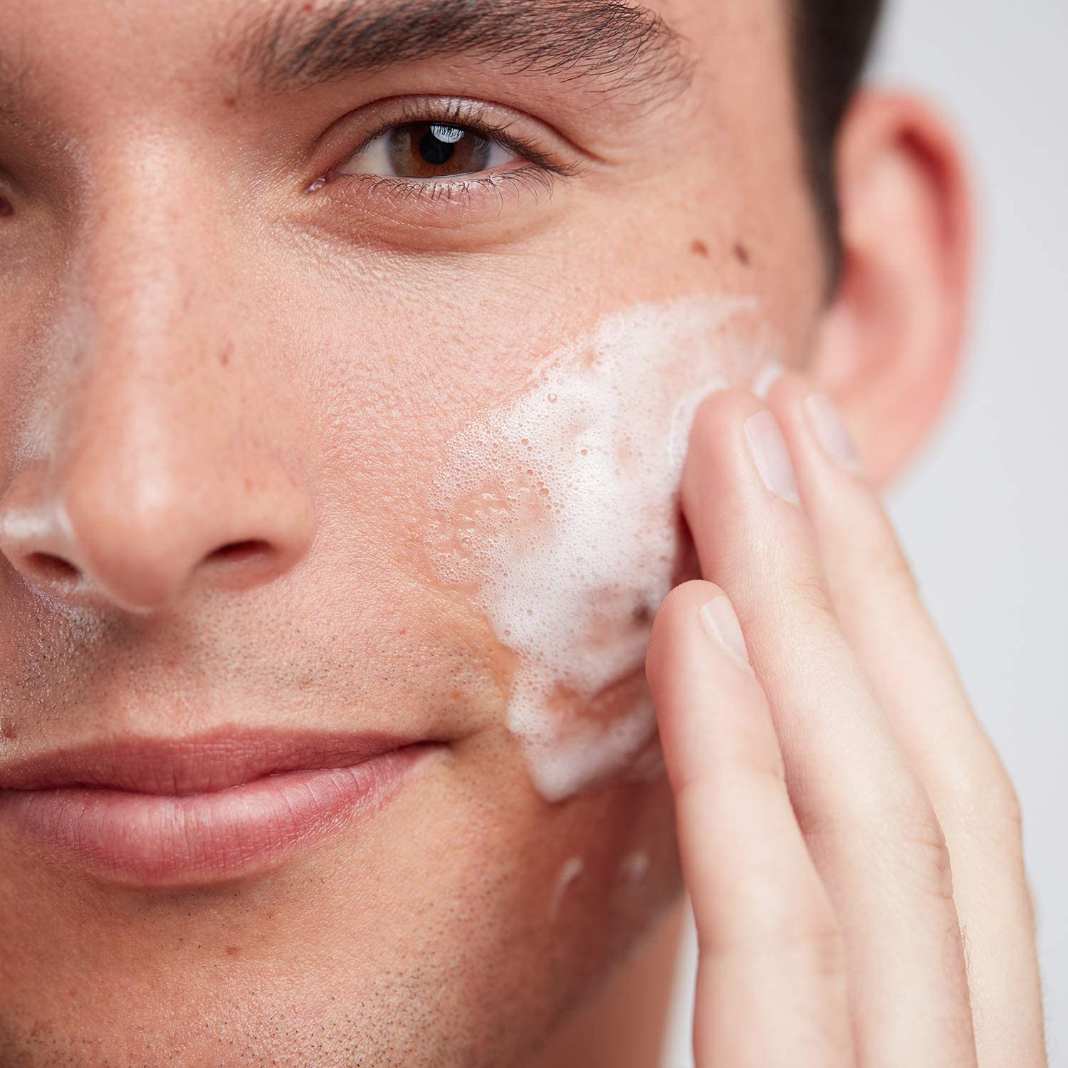 Application douce sur le visage avec ELEMIS, nettoyage efficace.