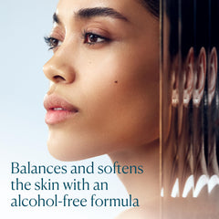 Aplicación a mano del tónico equilibrante de ELEMIS