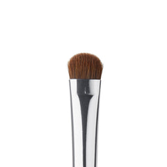 e.l.f. brocha para sombras con absorción precisa y color duradero.