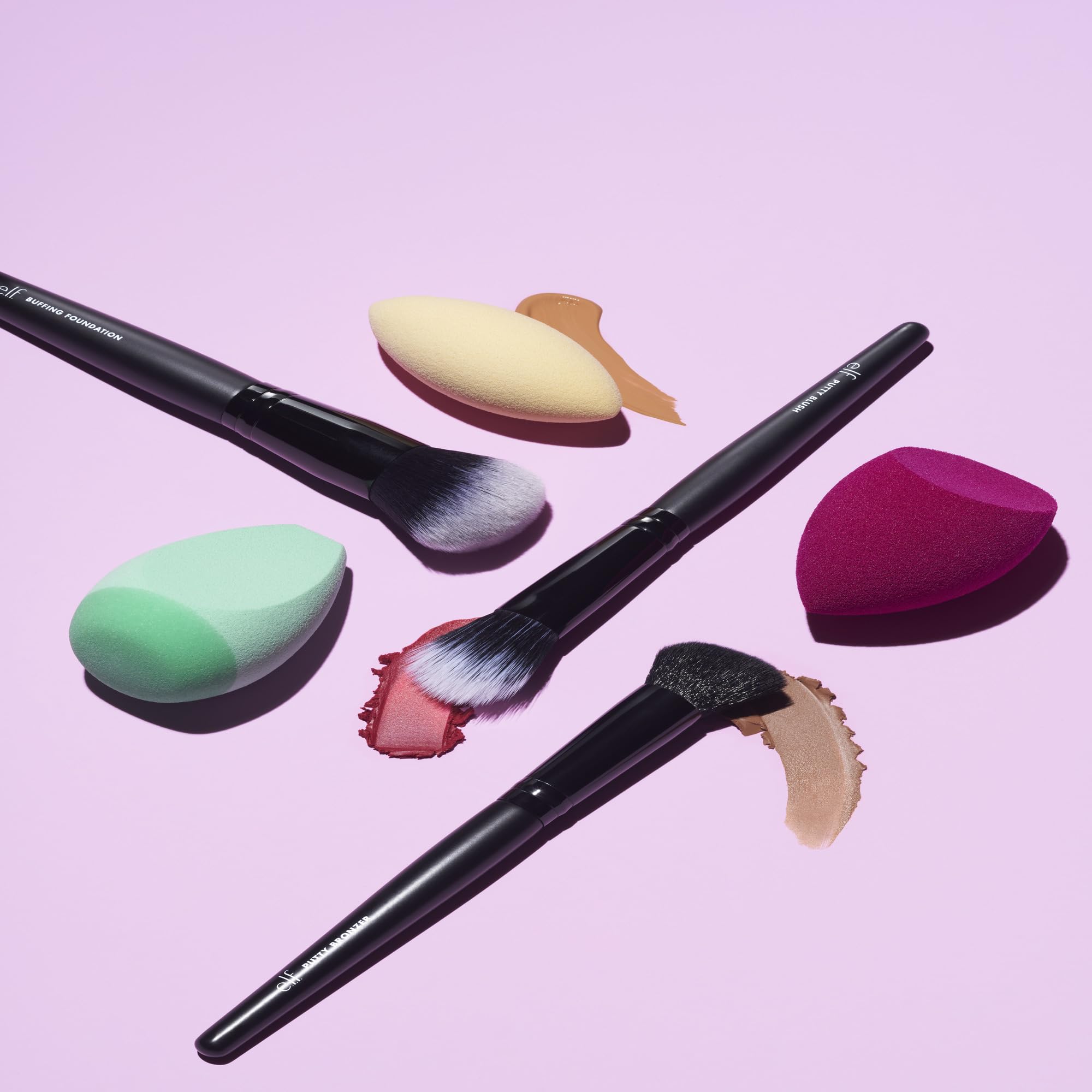 Brocha e.l.f. Buffing Foundation Brush, cerdas sintéticas, textura suave para mezcla de cremas y líquidos.