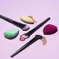 Brocha e.l.f. Buffing Foundation Brush, cerdas sintéticas, textura suave para mezcla de cremas y líquidos.
