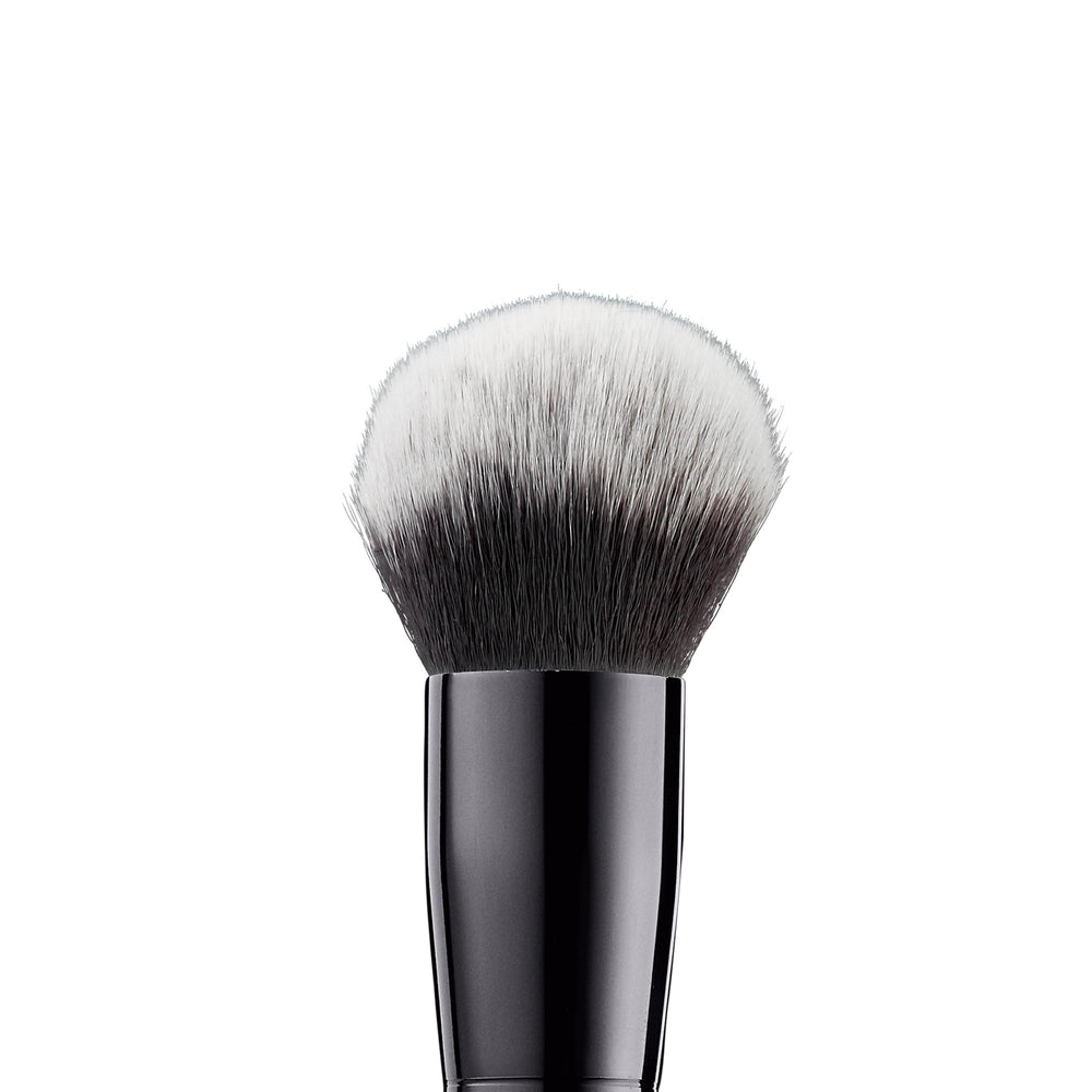 Brocha e.l.f. Buffing Foundation Brush, mango ergonómico, facilita un uso cómodo durante la aplicación.