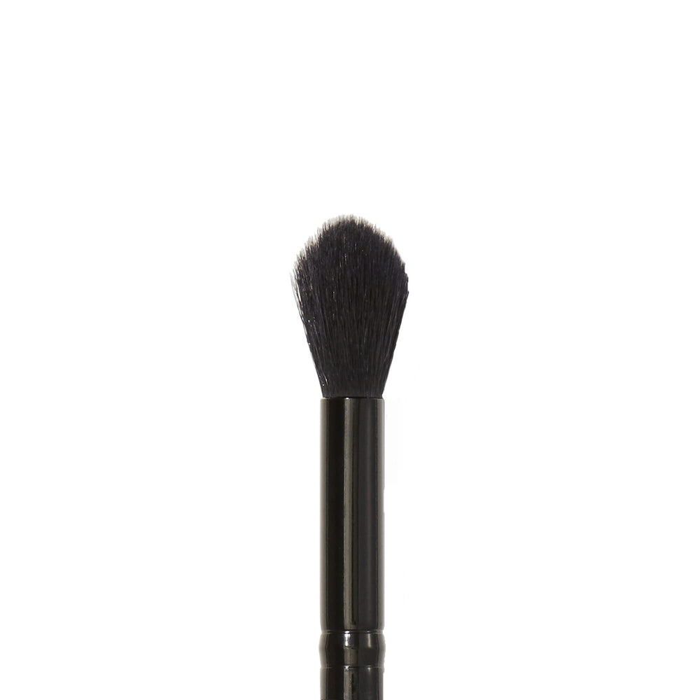 e.l.f. Fluffy Eye Blender ayuda a fijar el corrector con polvo