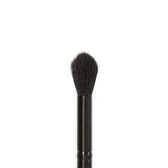 e.l.f. Fluffy Eye Blender ayuda a fijar el corrector con polvo