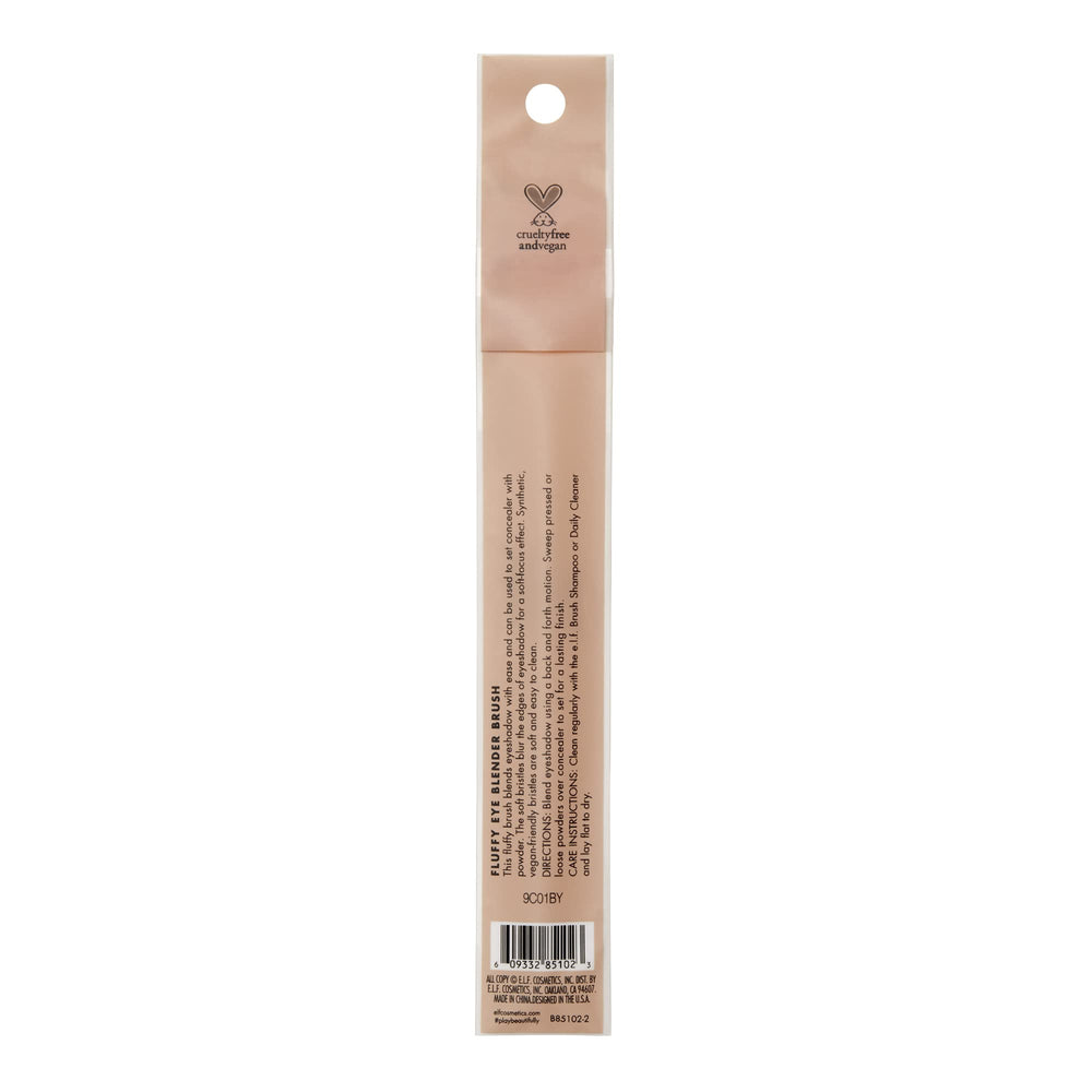 e.l.f. Fluffy Eye Blender con mango ergonómico para manejo cómodo