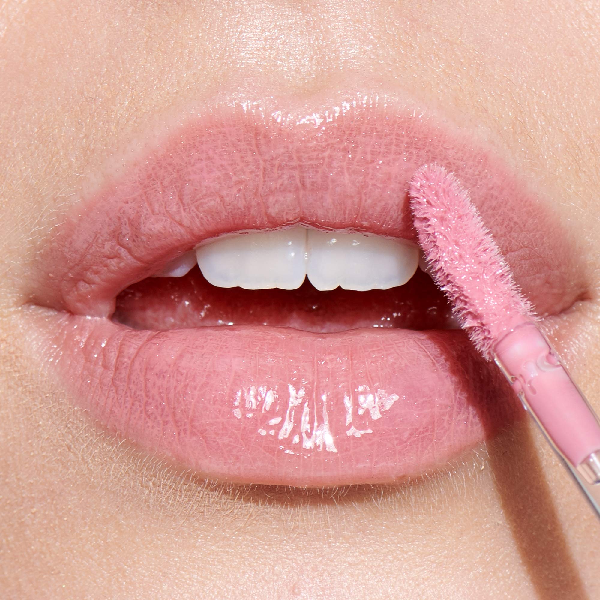 e.l.f. Lip Plumping Gloss, tono rosado con brillo ideal para combinar.