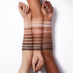Pigmentación intensa con la paleta e.l.f. Perfect 10 para apariencia nocturna versátil.