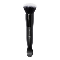 e.l.f. Putty Primer Brush con cuchara: recoge la fórmula con precisión.