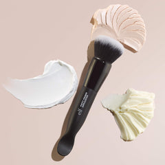 e.l.f. Putty Primer Brush: la brocha densa difumina el producto para un acabado suave.