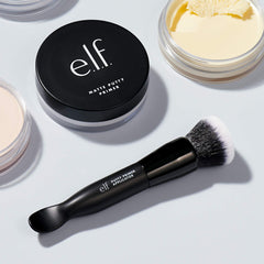 e.l.f. Putty Primer Brush con doble punta: aplicación higiénica y rápida.
