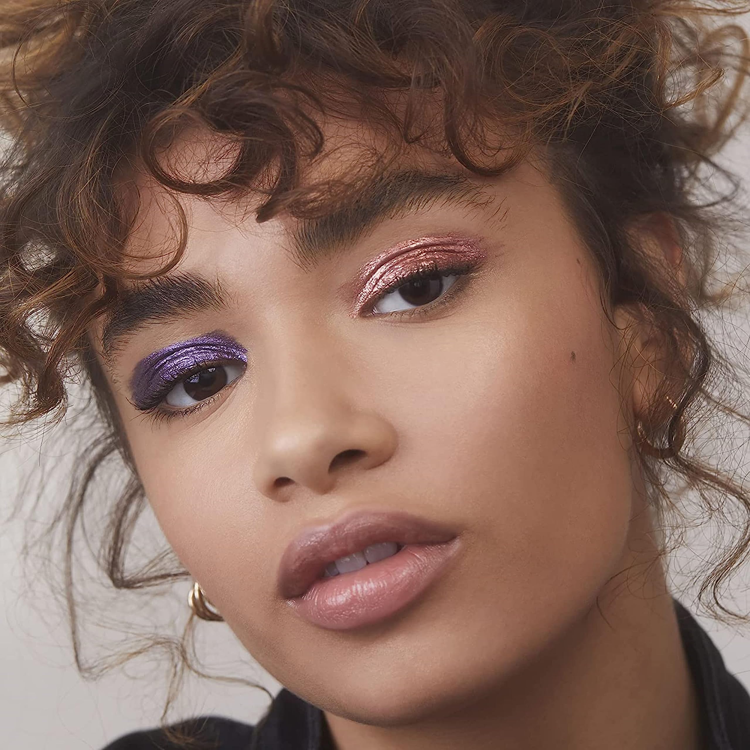 e.l.f. Supernova: destello multicolor para looks nocturnos con resplandor duradero.