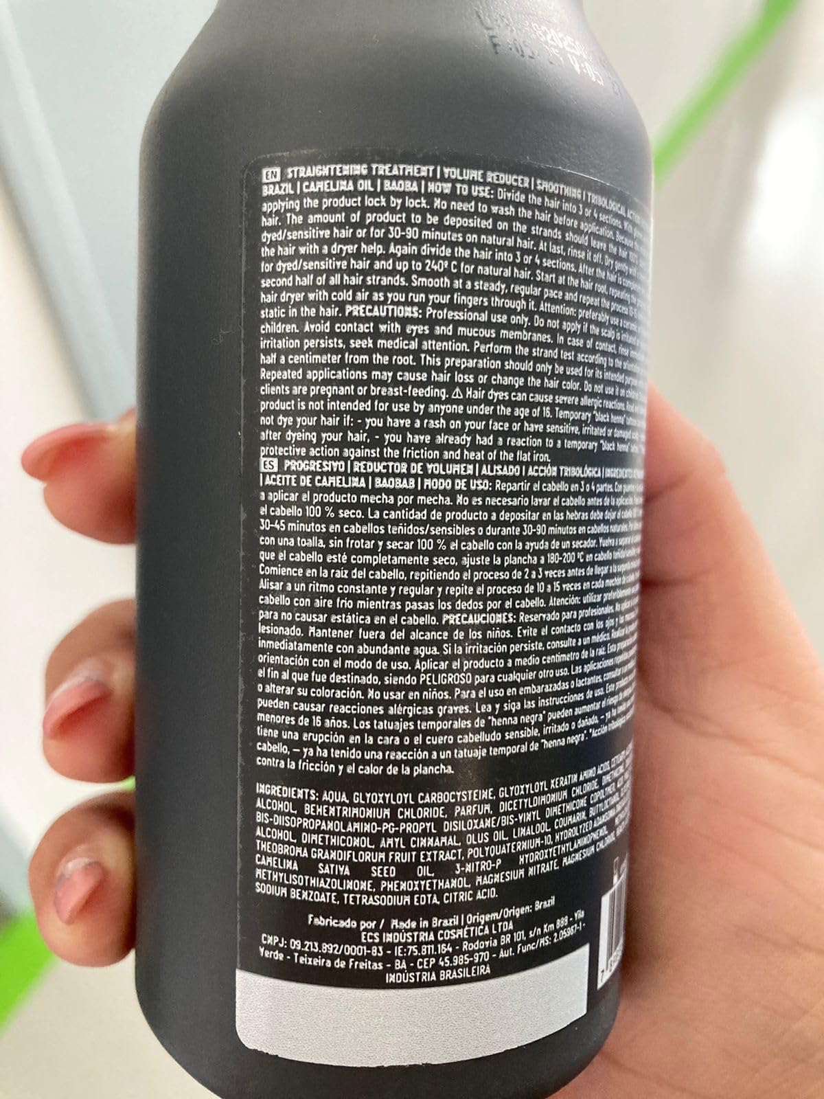 Contrôle des frisottis avec EMAX Ecosmetics Keratine – cheveux disciplinés et propres.