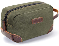 Emissary bolsa de aseo en cuero y lona verde oscuro, elegante para viajar.