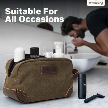 Bolsa de viaje Emissary, diseño neutro en marrón con acabado elegante.
