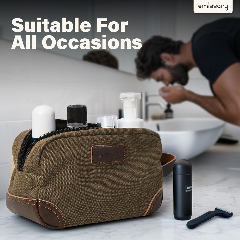 Bolsa de viaje Emissary, diseño neutro en marrón con acabado elegante.