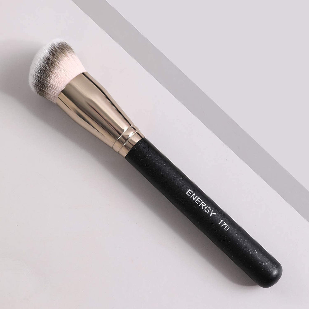 Resultado natural con ENERGY Foundation Brush 170 para piel suave y definida.