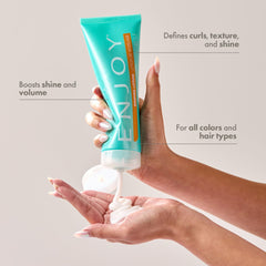 Enjoy Crème coiffage montre volume et définition sur boucles.