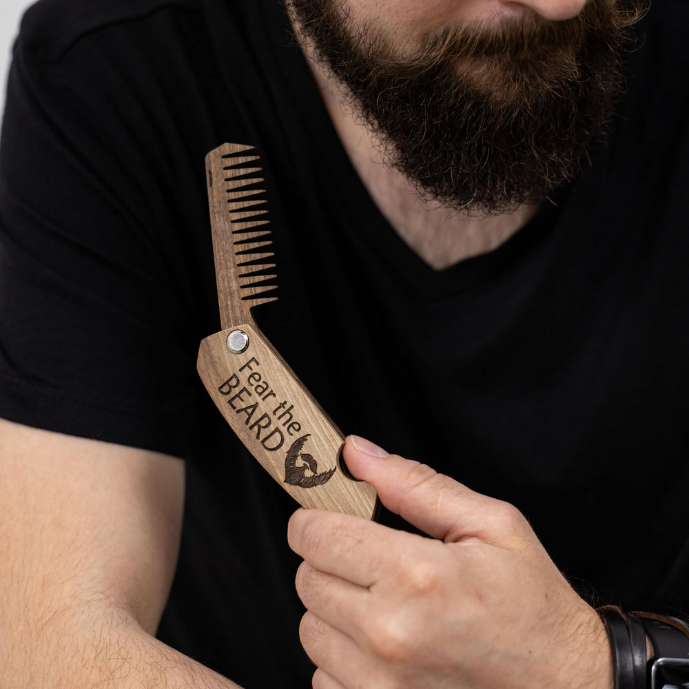 Peine para barba y bigote de Enjoy The Wood, formato de bolsillo práctico.