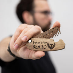 Detalle del grabado Fear The Beard en el peine de Enjoy The Wood.