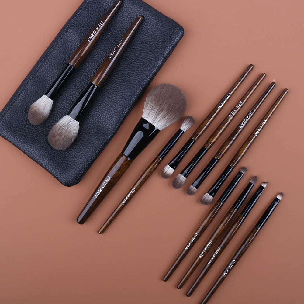 Pinceaux ENZO KEN correcteur, application homogène et peau unifiée.