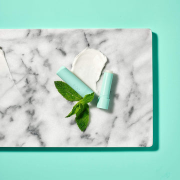 EOS Sweet Mint con textura ligera para hidratación sin peso.