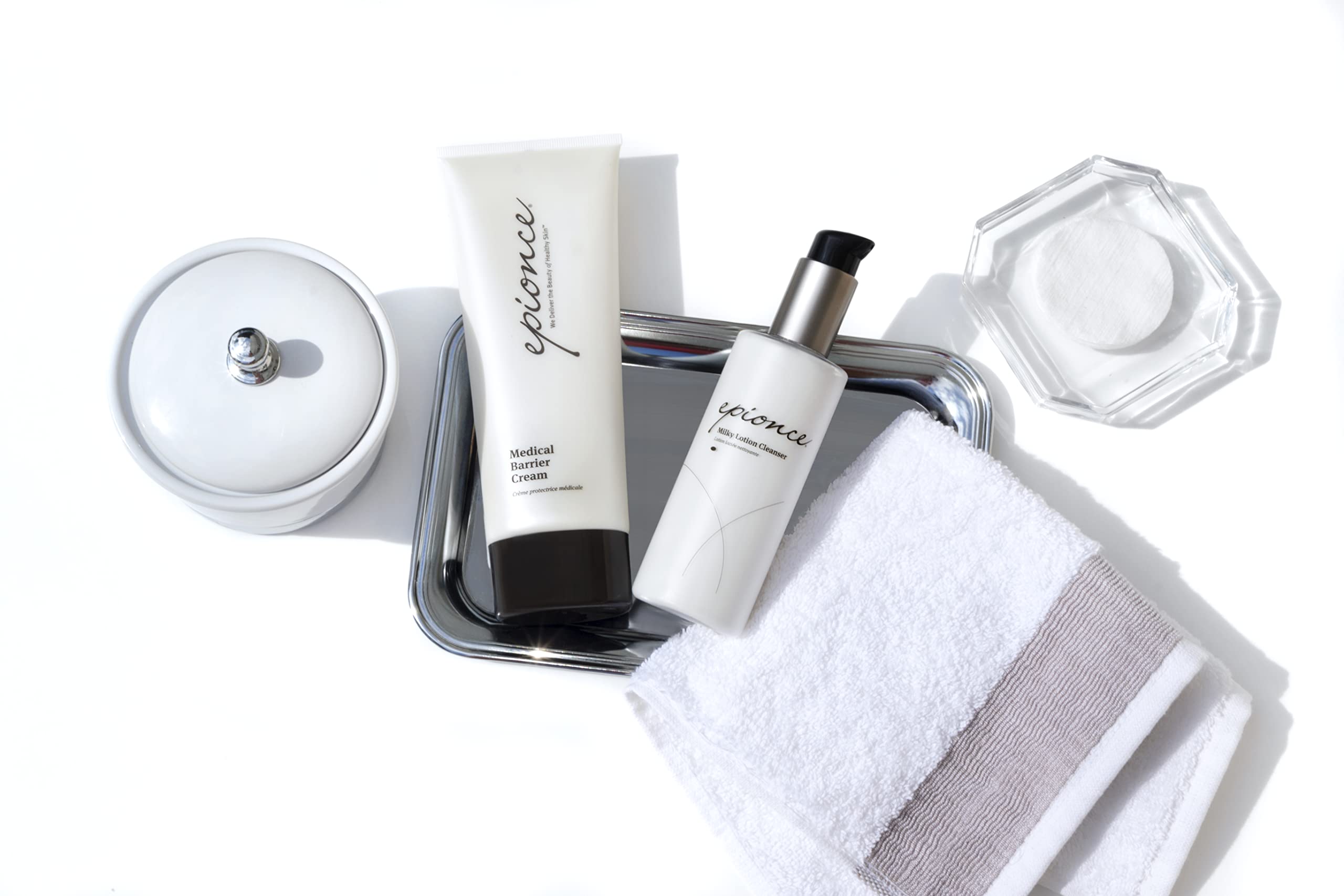 Epionce Limpiador Lechoso, pensado para piel seca y sensible; limpia con suavidad.