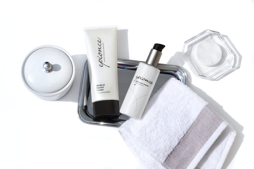 Epionce Limpiador Lechoso, pensado para piel seca y sensible; limpia con suavidad.