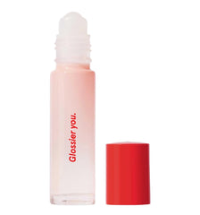 Escena de uso diario con Glossier You para aroma sutil y duradero.