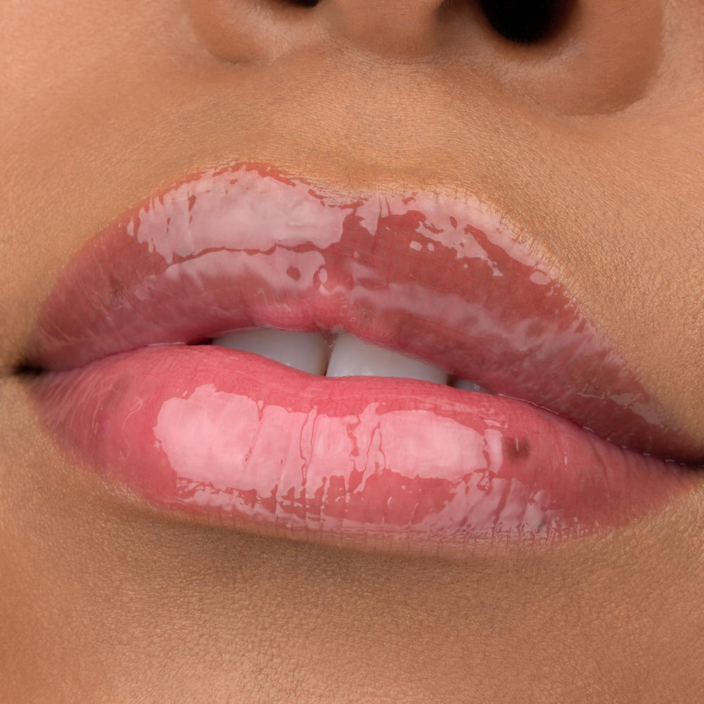 essence ácido hialurónico y vitamina E suavizan labios y mantienen hidratación.