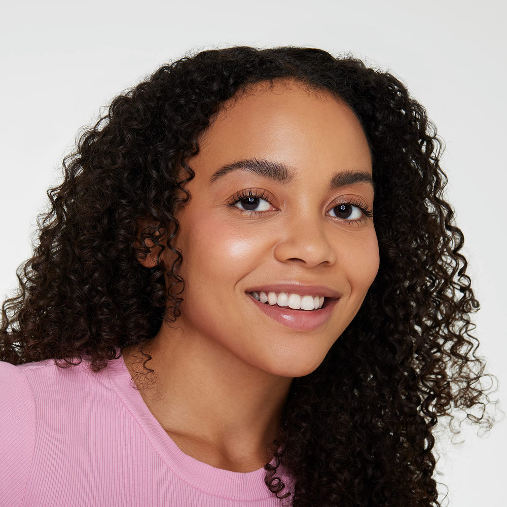 Essence Baby Got Blush aplicado en labios para un look monocromático