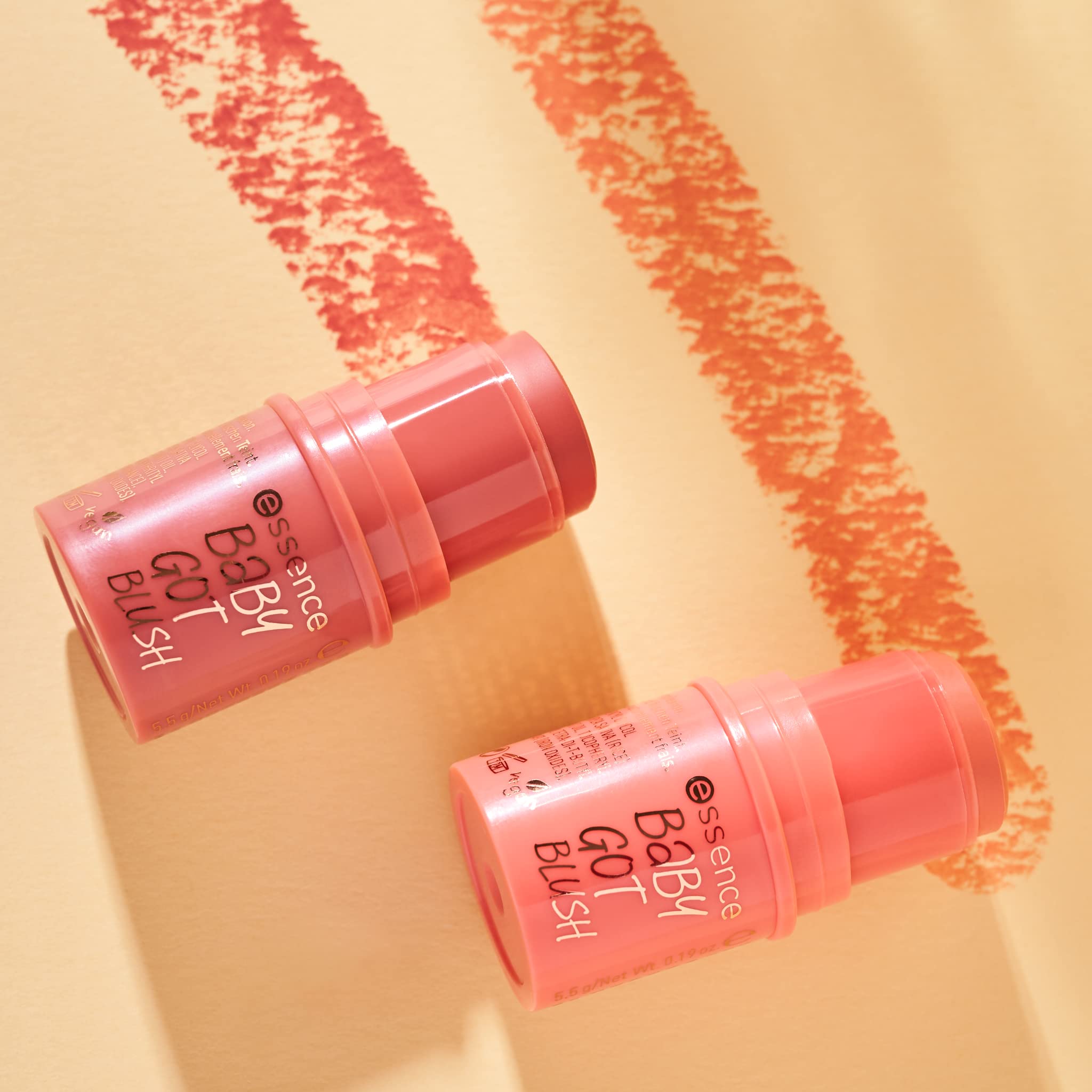 Essence Baby Got Blush aplicado en párpados para tono suave