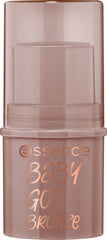 essence Baby Got Bronze para frente y pómulos, resultado iluminado y difuminado.