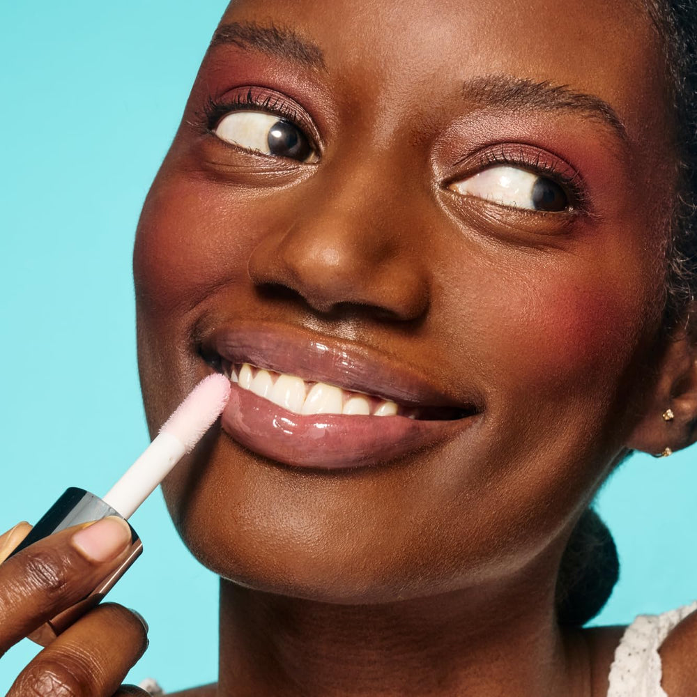 acabado brillante natural de Hydra Kiss en los labios.