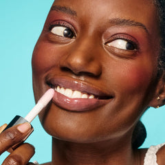acabado brillante natural de Hydra Kiss en los labios.