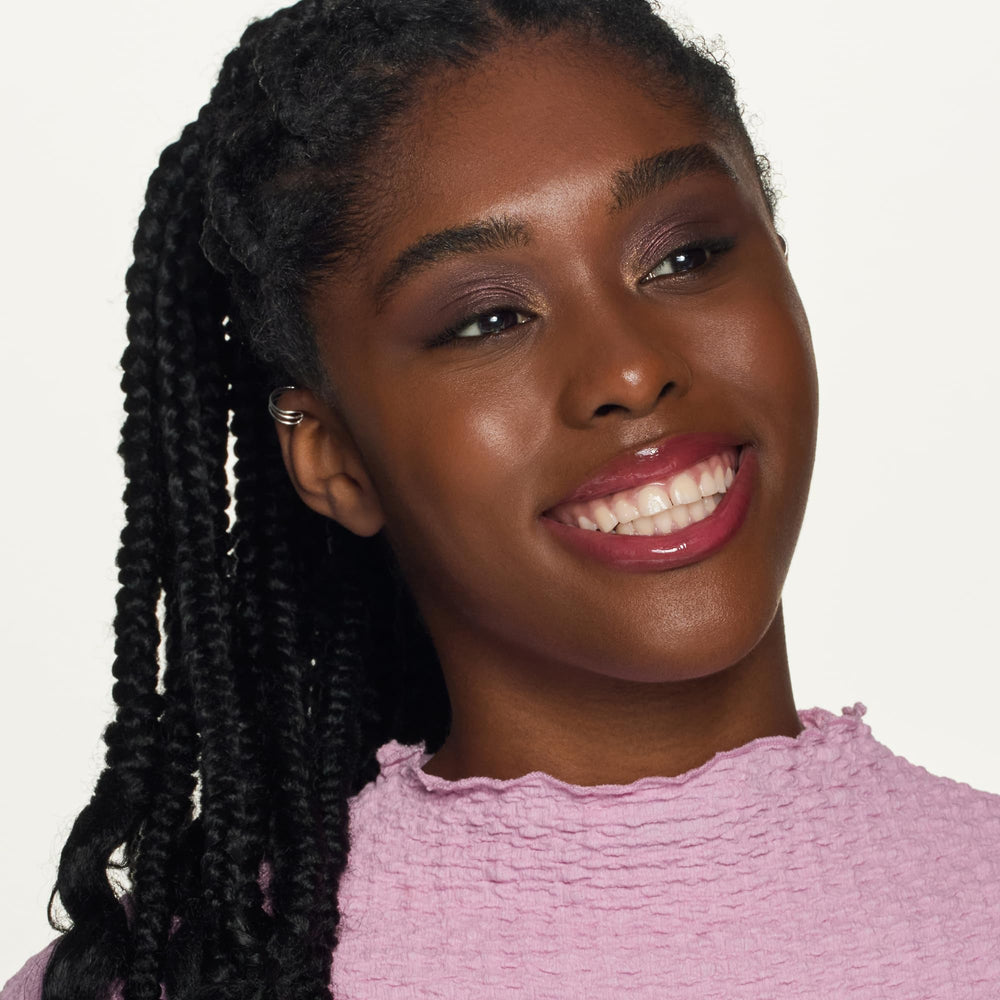 essence Hydra Kiss Lip Oil tono rosado para un toque natural.