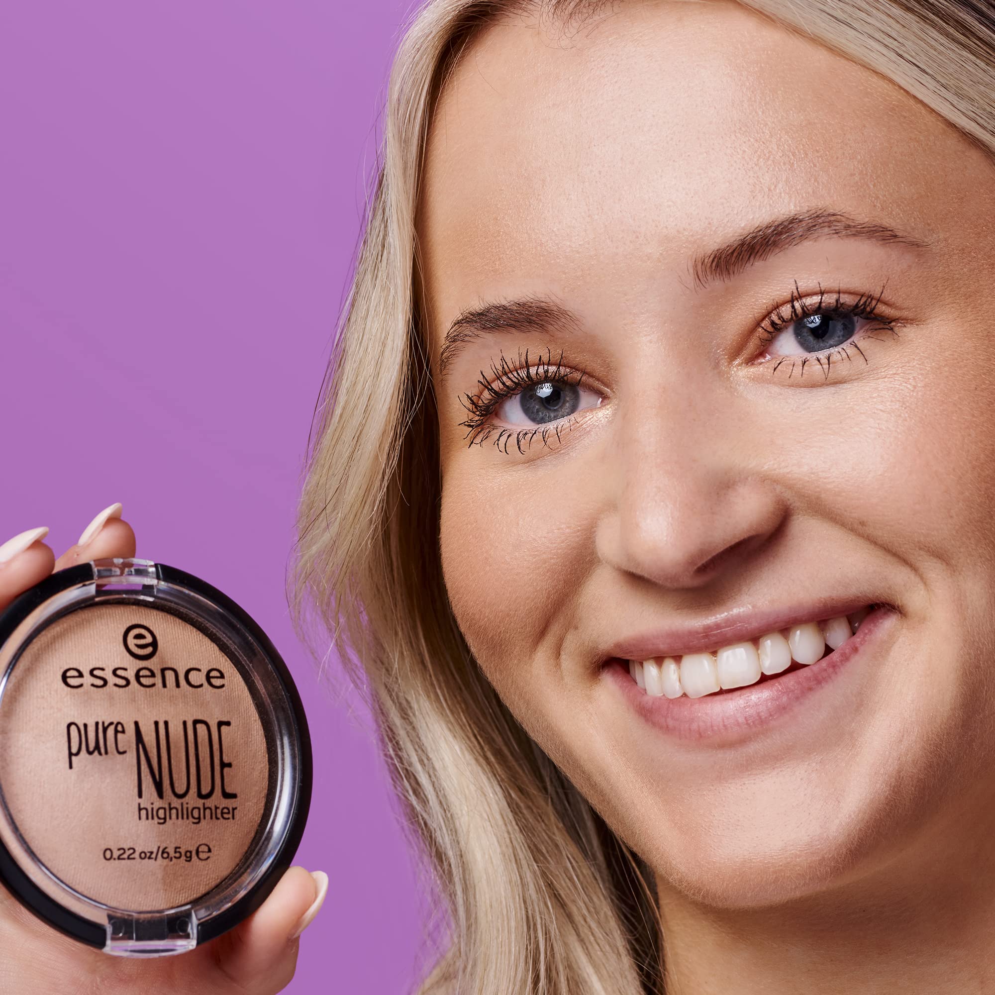 essence beige natural aplicado en hueso de la ceja para acabado luminoso