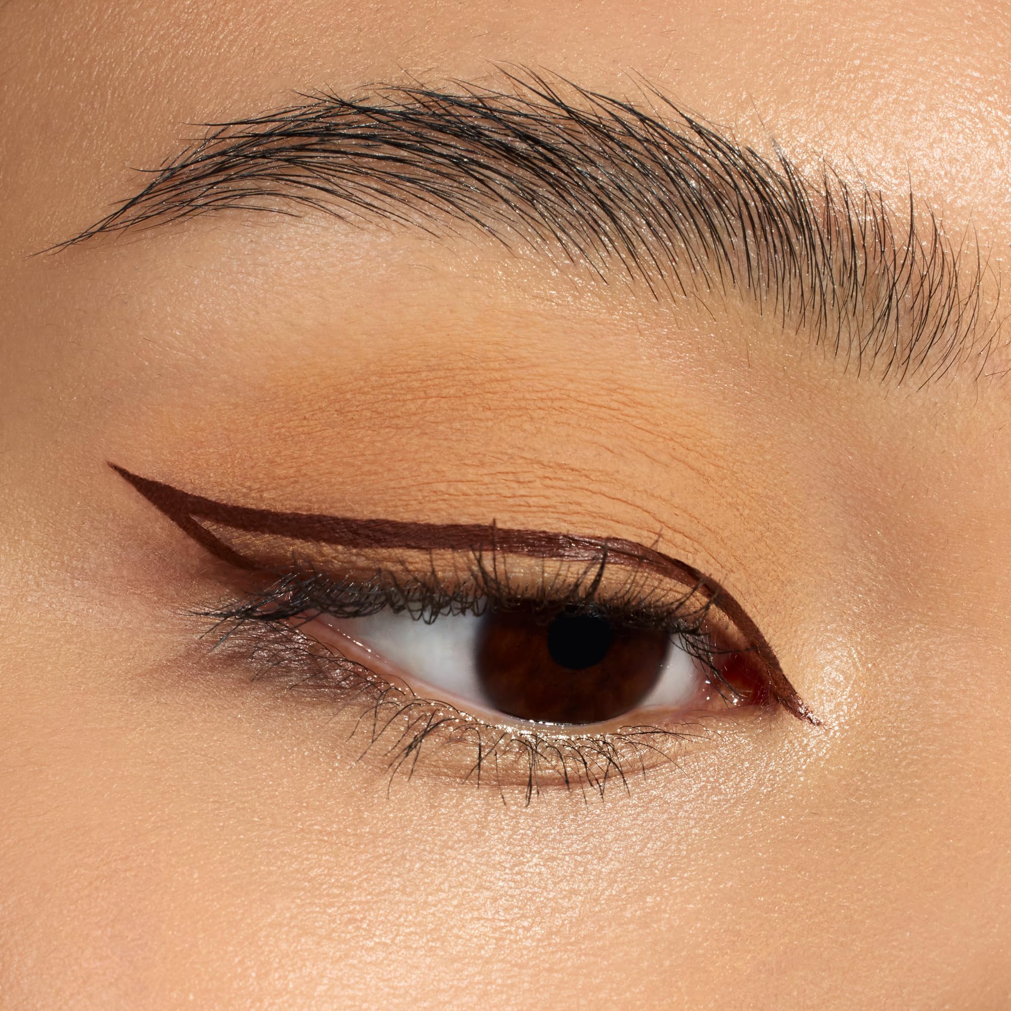 essence Lash Princess delineador líquido de larga duración para uso diario.