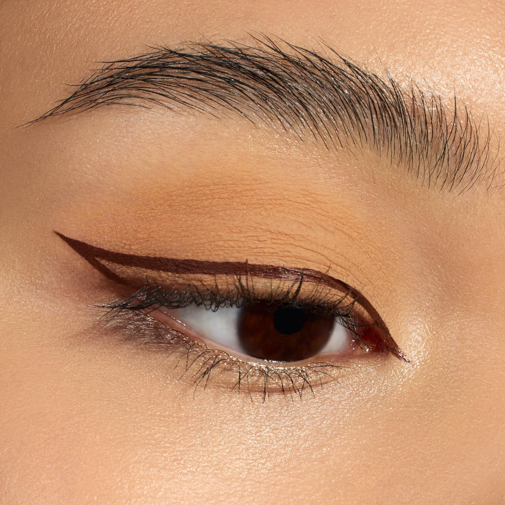 essence Lash Princess delineador líquido de larga duración para uso diario.