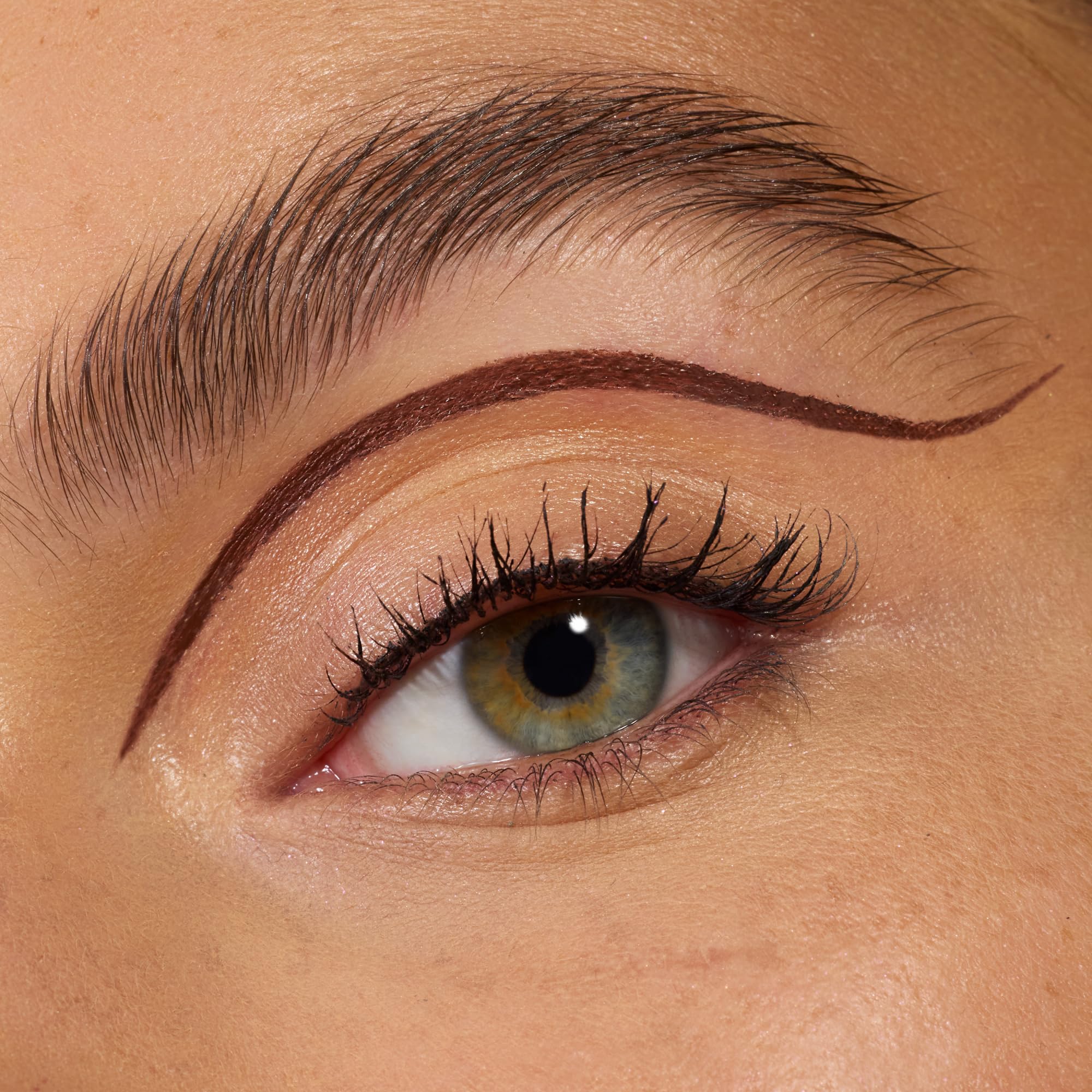 essence Lash Princess pigmento intenso en negro para delineado llamativo.