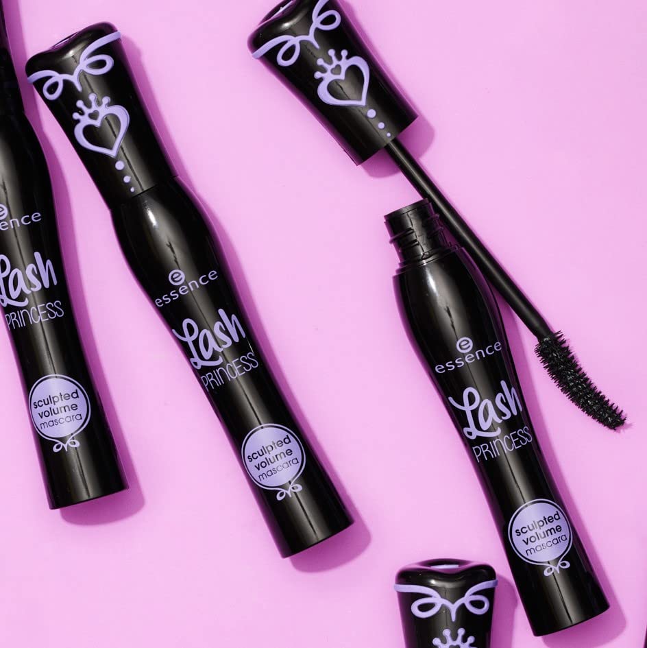 Essence Lash Princess pigmento negro intenso realza el contraste del aspecto.