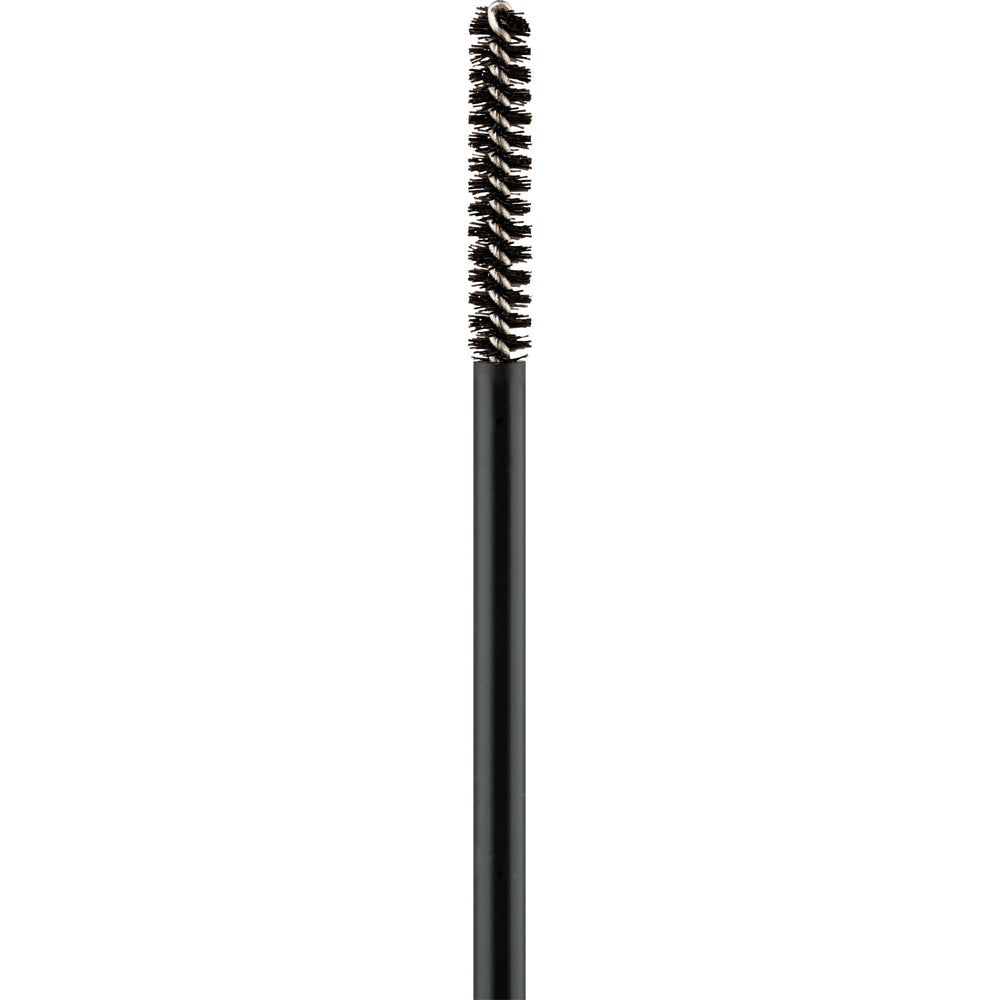 Definición de pestañas desde la base con essence Lash Princess Slim Brush.