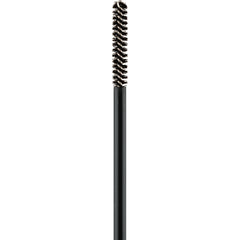 Definición de pestañas desde la base con essence Lash Princess Slim Brush.
