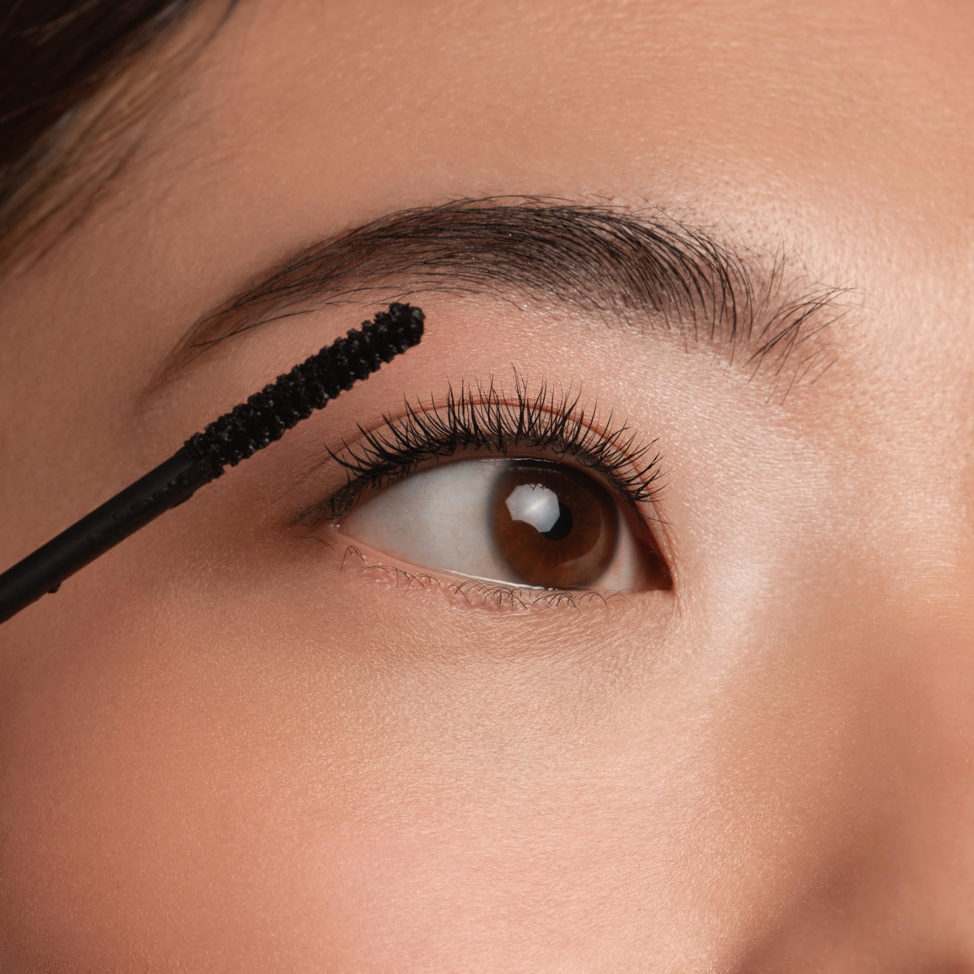 Rizo levantado y pestañas bien definidas con essence Lash Princess Slim Brush.