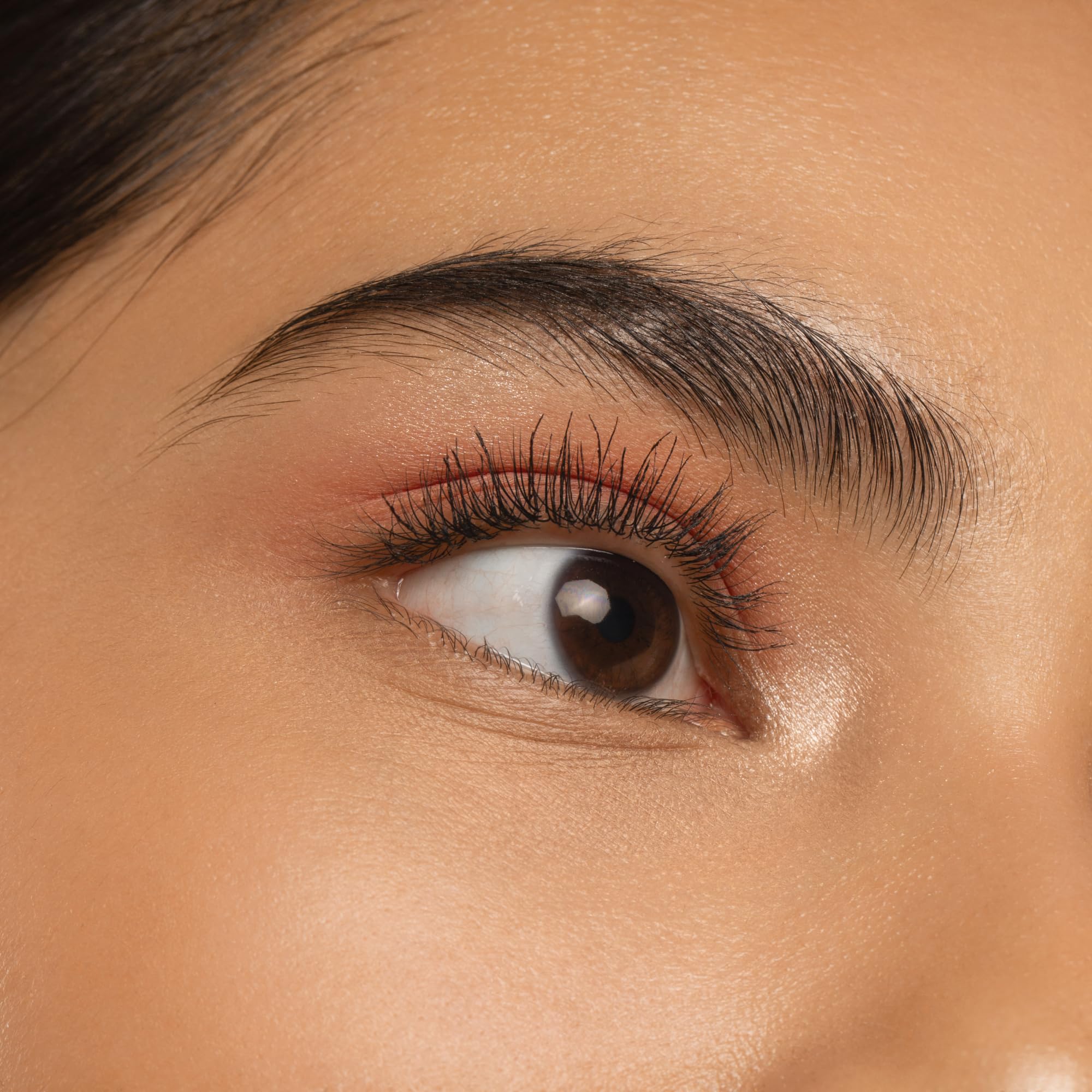 Separación limpia y acabado natural gracias a essence Lash Princess Slim Brush.