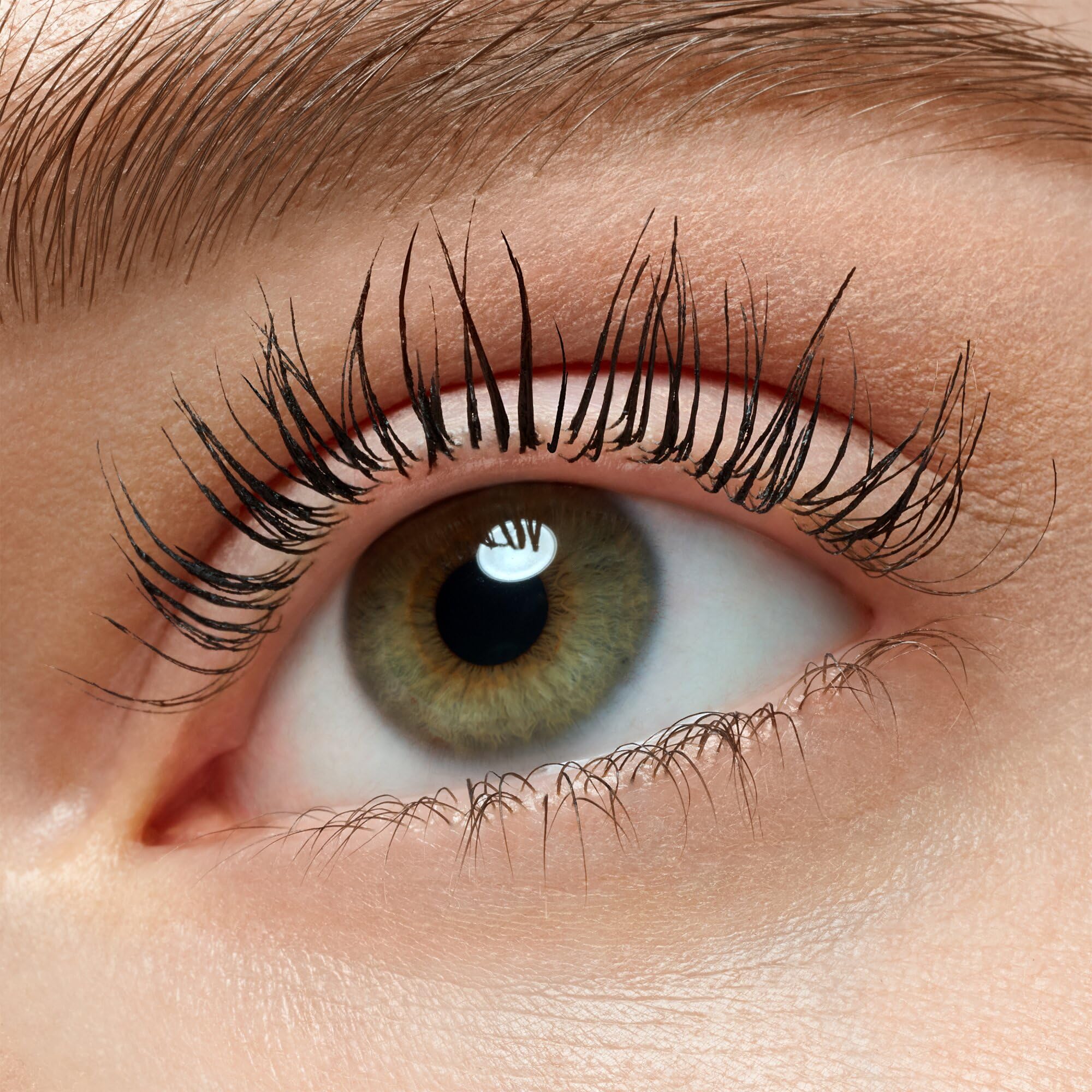 essence Lash Without Limits con brocha elastomérica flexible llega a pestañas cortas.