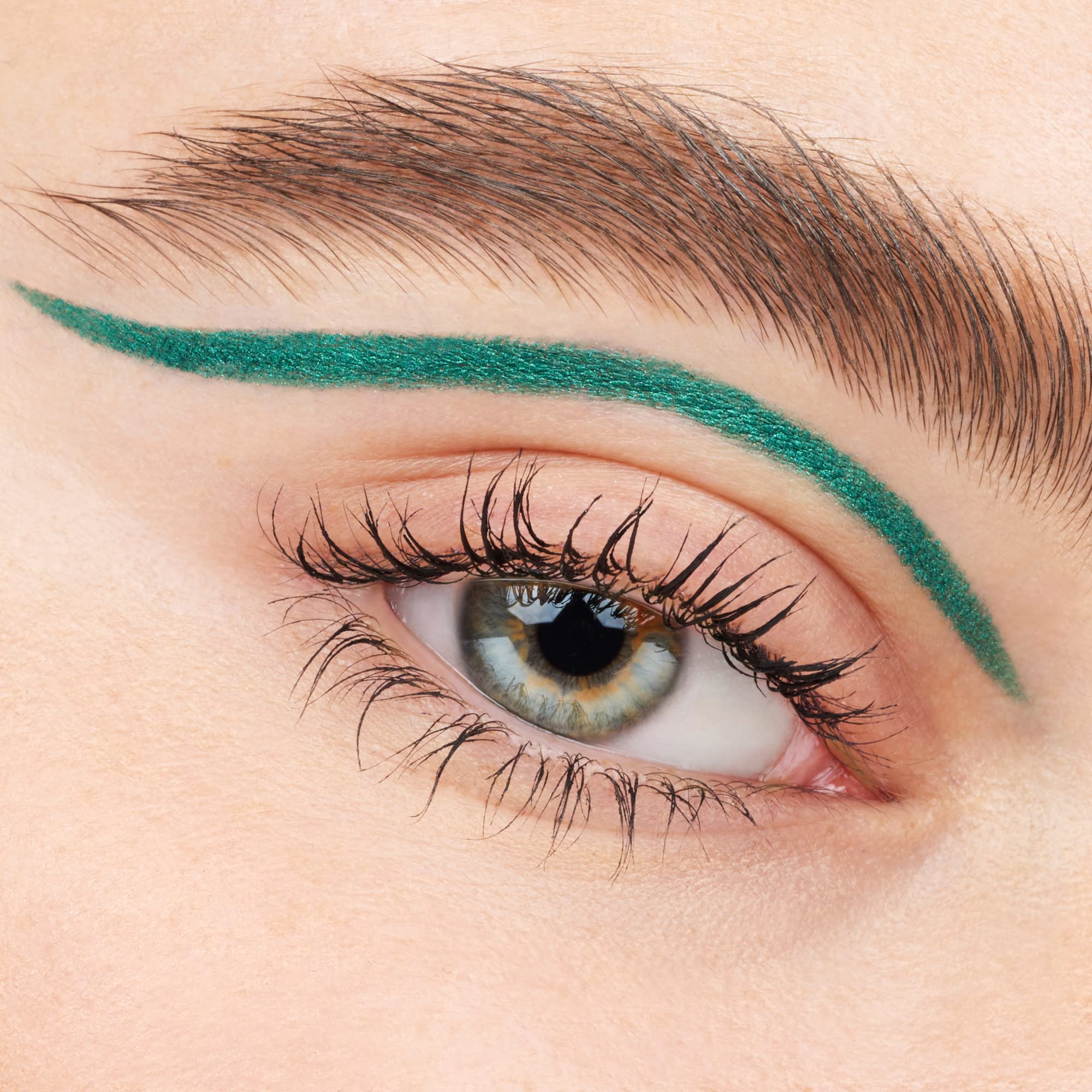 Textura suave del delineador gel essence para un look intenso.